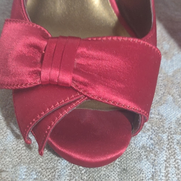 Me too satin red pumps size US 8m - Picture 4 of 9